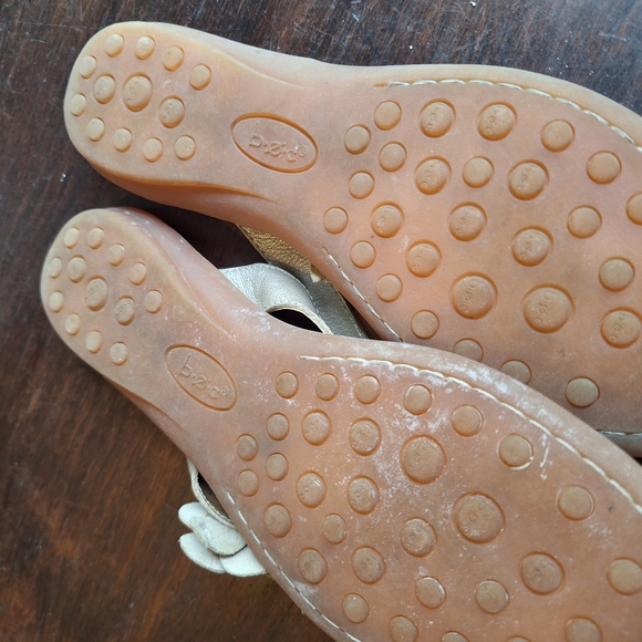 B.O.C. Tan Sandals with Floral Appliqué Size 8 - Picture 4 of 4